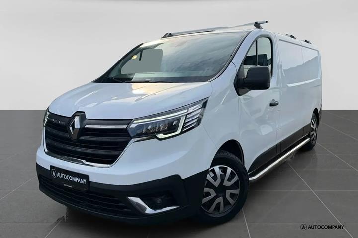 Hvid Renault Trafic fra 2022 set udefra