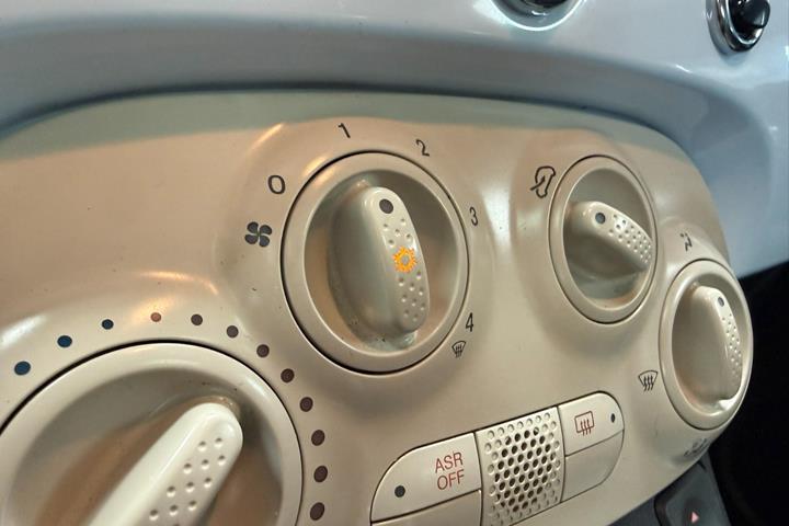 Blå Fiat 500 fra 2008