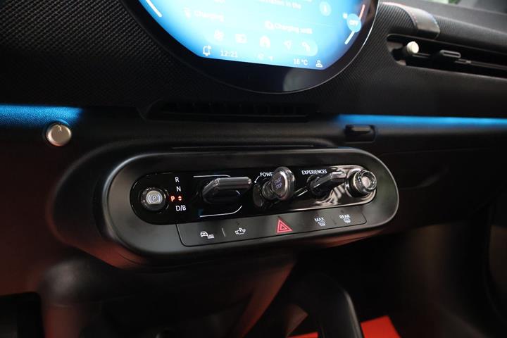 Sølv Mini Cooper E fra 2026
