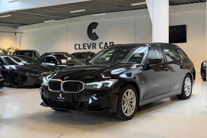 Sort BMW 330e fra 2023
