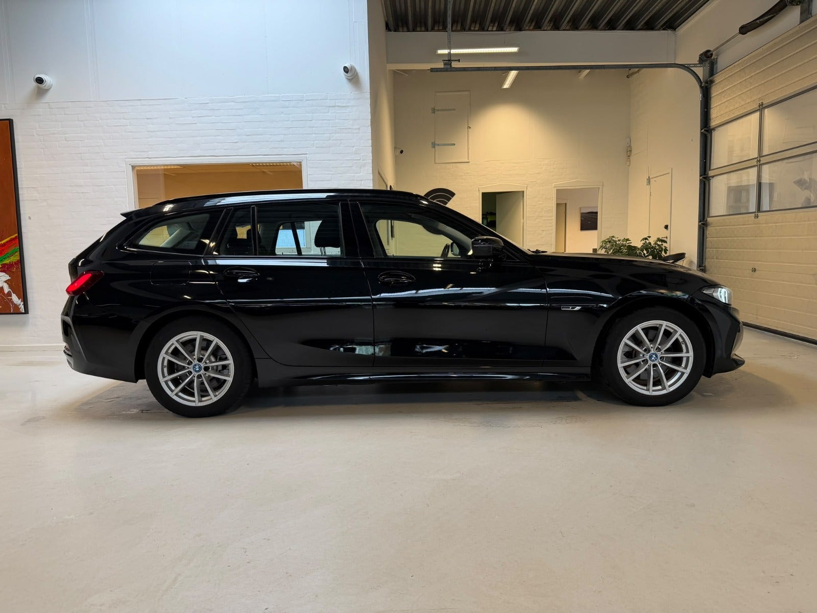 Sort BMW 330e fra 2023