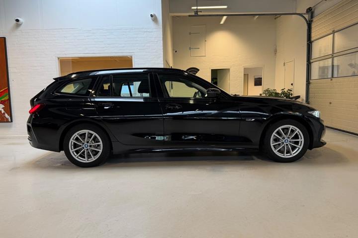 Sort BMW 330e fra 2023