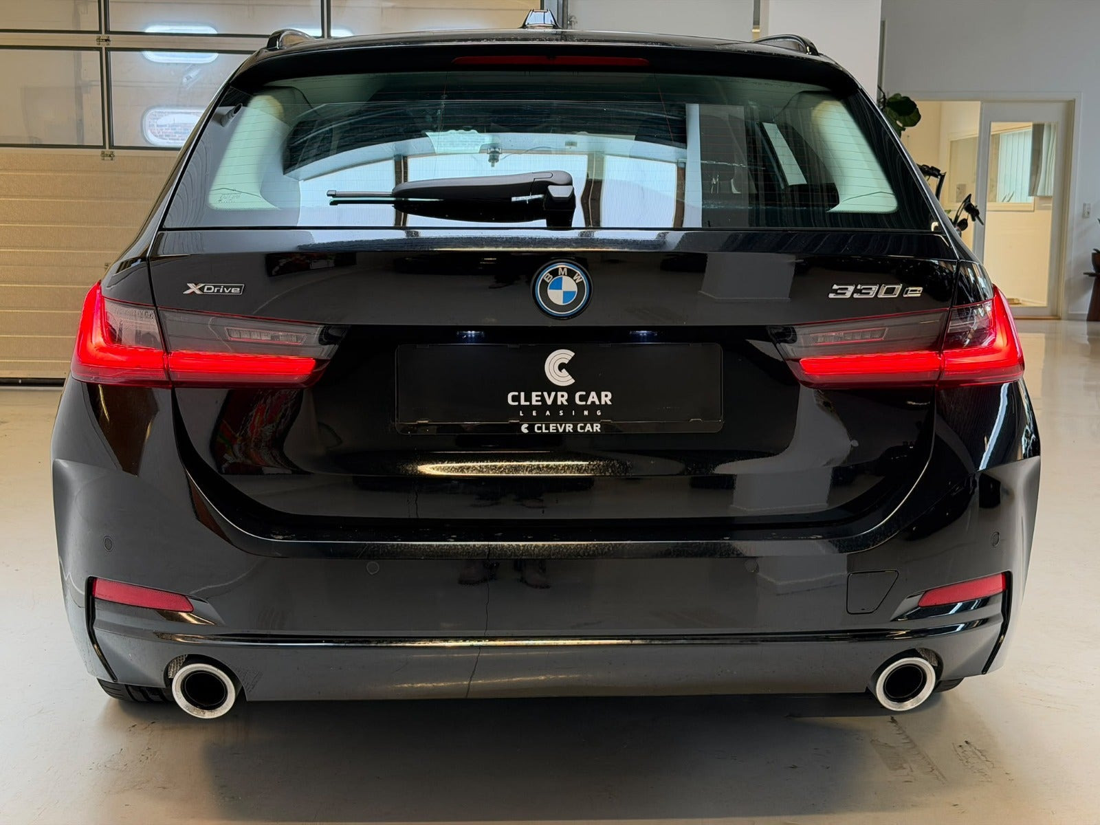 Sort BMW 330e fra 2023