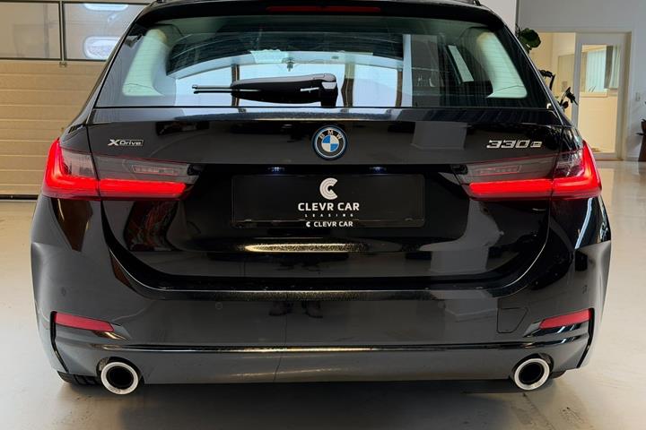 Sort BMW 330e fra 2023