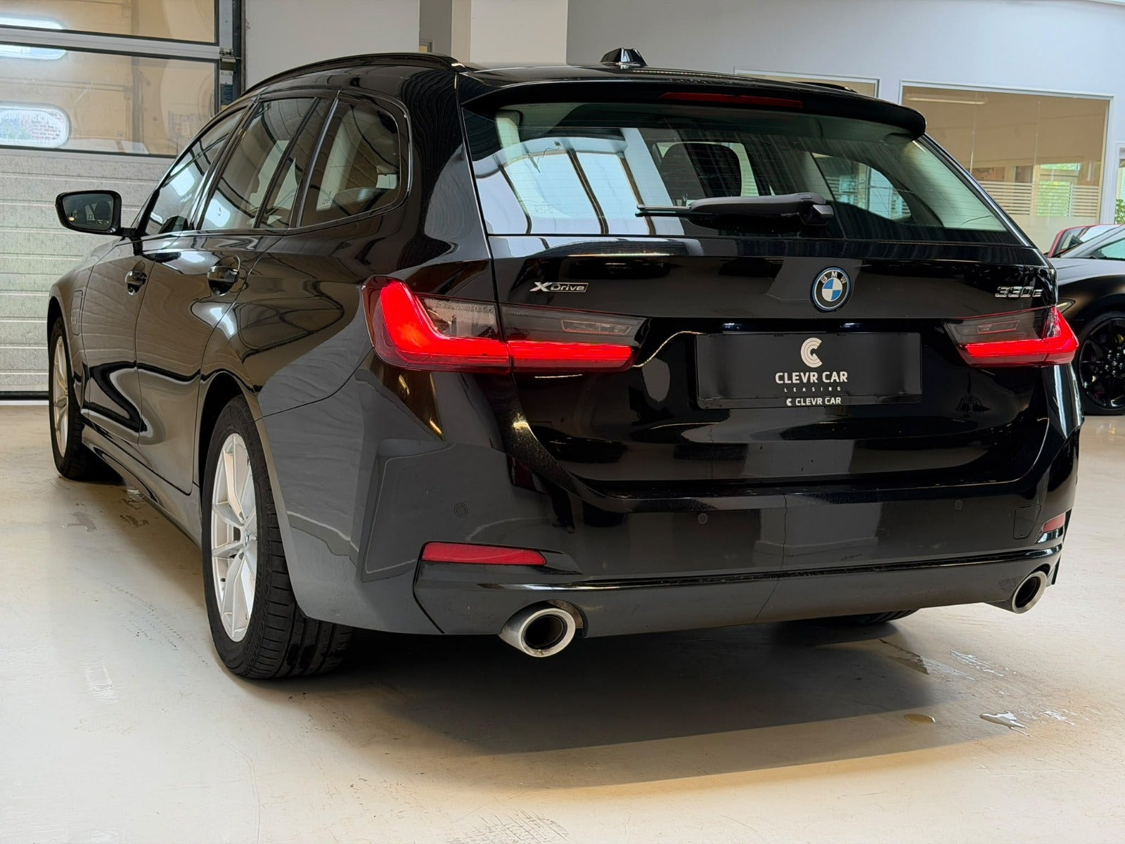 Sort BMW 330e fra 2023