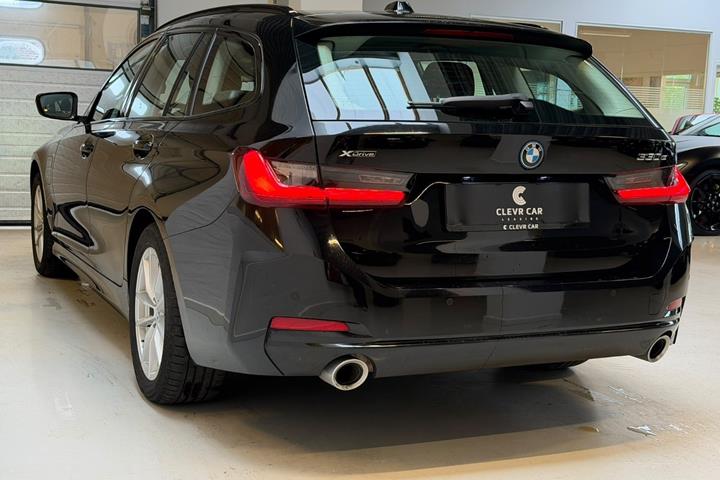 Sort BMW 330e fra 2023
