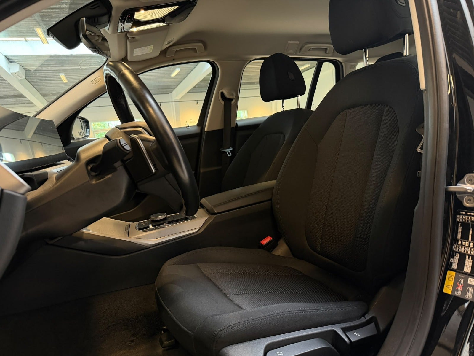 Sort BMW 330e fra 2023