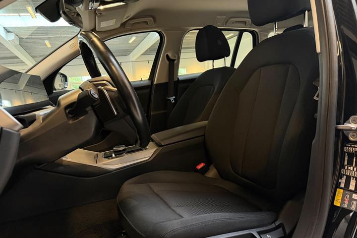 Sort BMW 330e fra 2023
