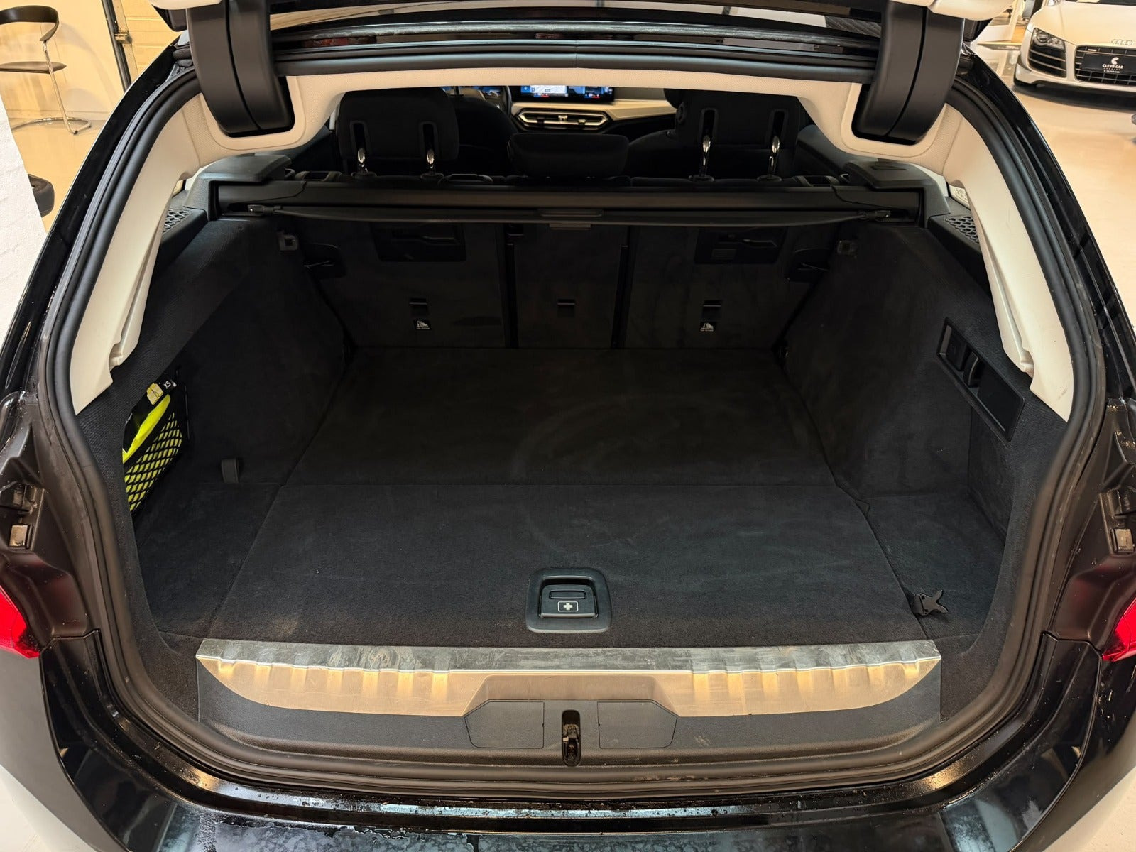 Sort BMW 330e fra 2023