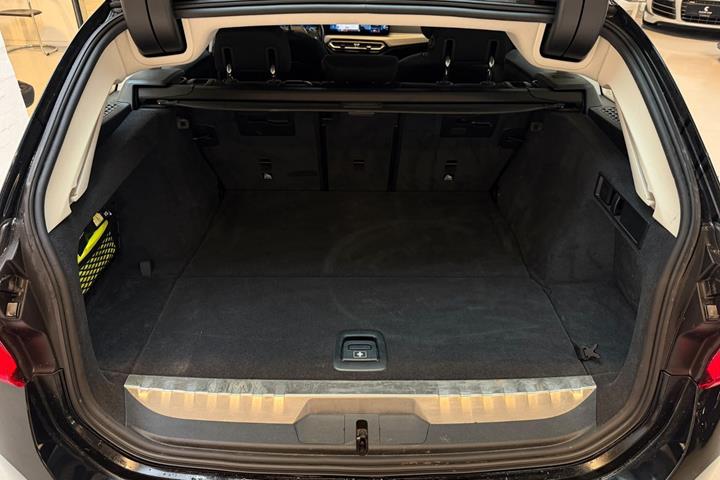 Sort BMW 330e fra 2023