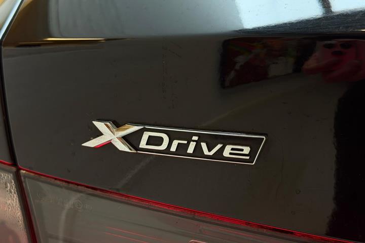Sort BMW 330e fra 2023