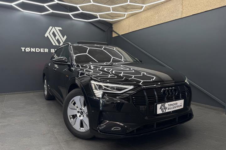 Sort Audi e-tron fra 2023 set udefra