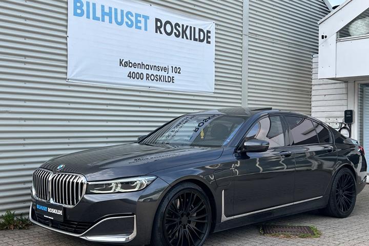 Grå BMW 745e fra 2019