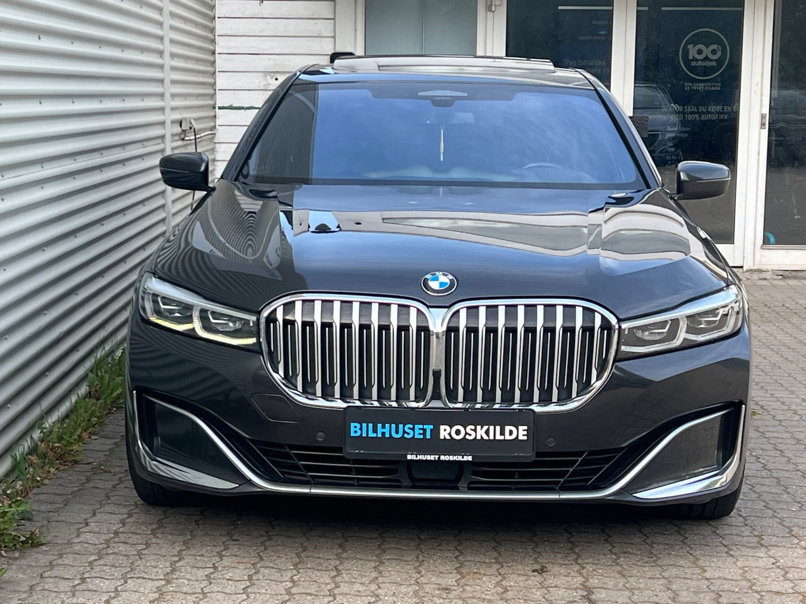Grå BMW 745e fra 2019