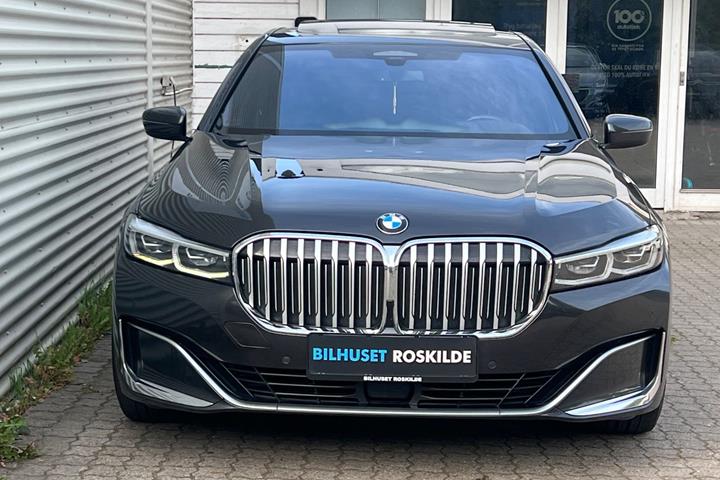 Grå BMW 745e fra 2019