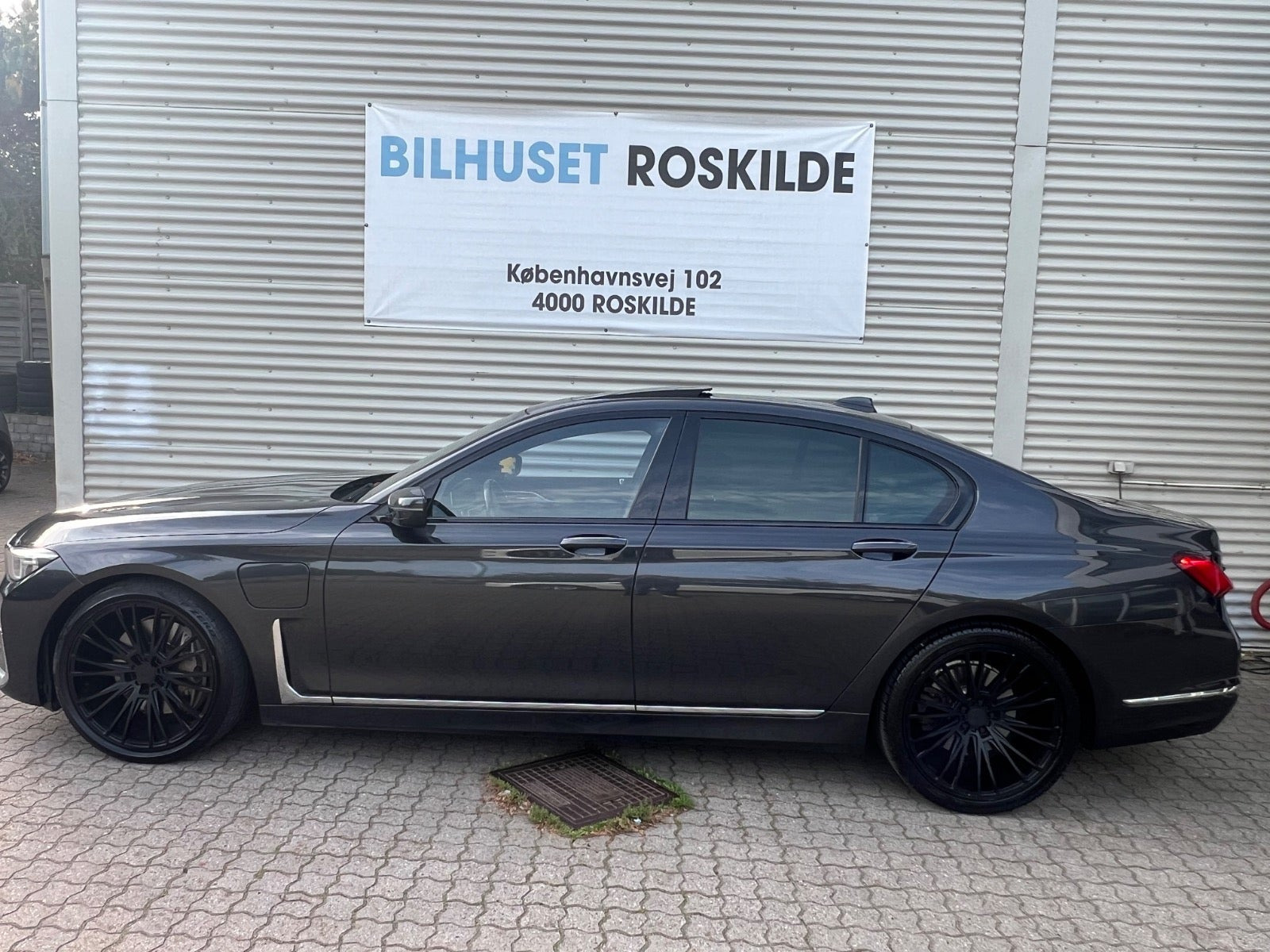 Grå BMW 745e fra 2019