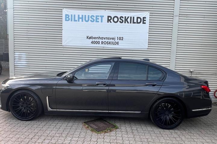 Grå BMW 745e fra 2019