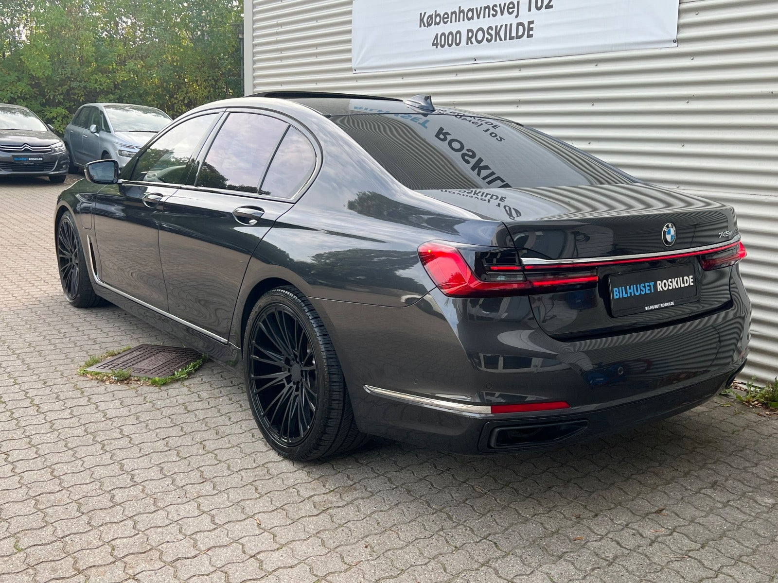 Grå BMW 745e fra 2019
