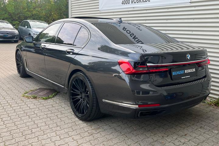 Grå BMW 745e fra 2019
