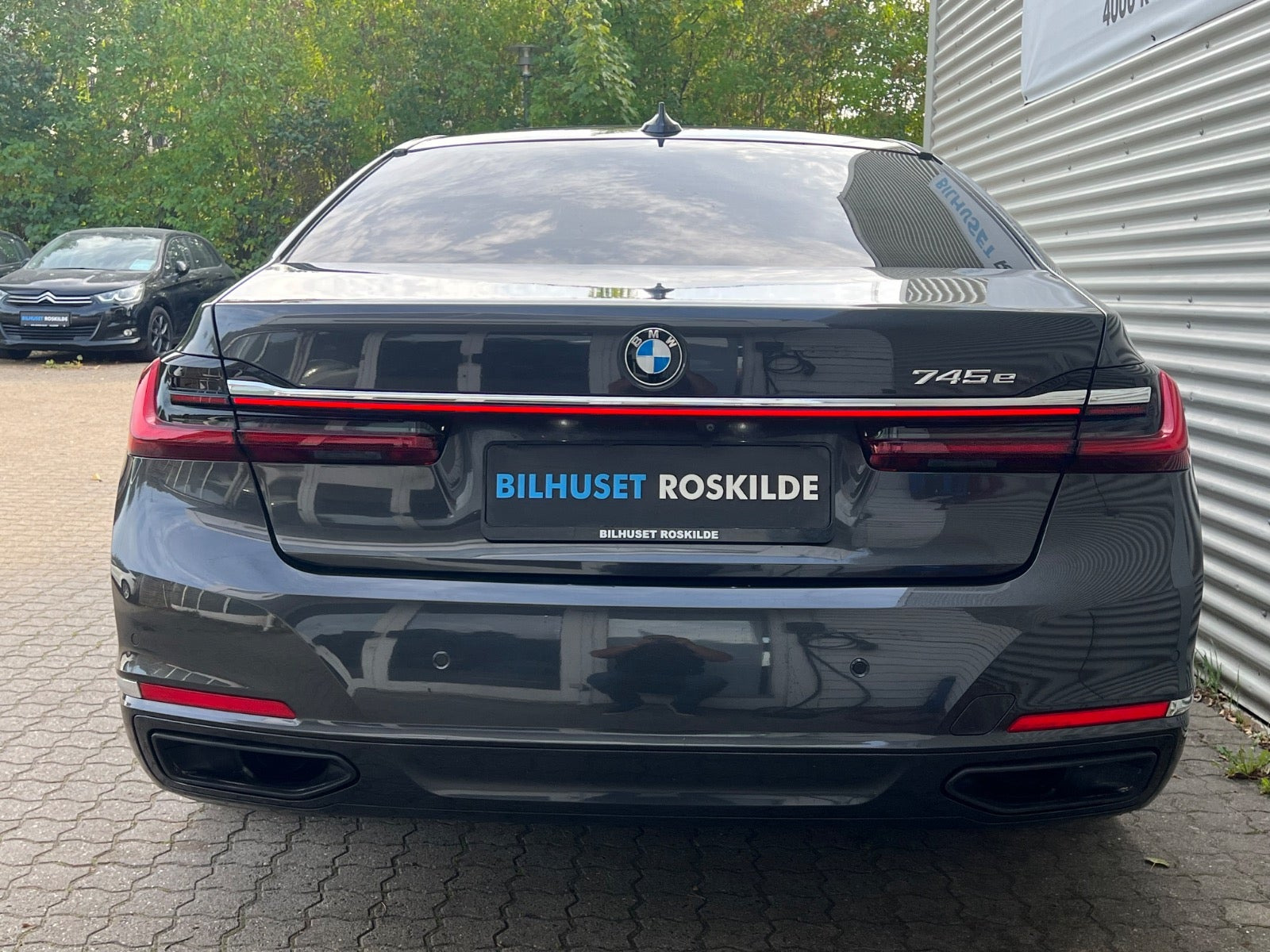 Grå BMW 745e fra 2019