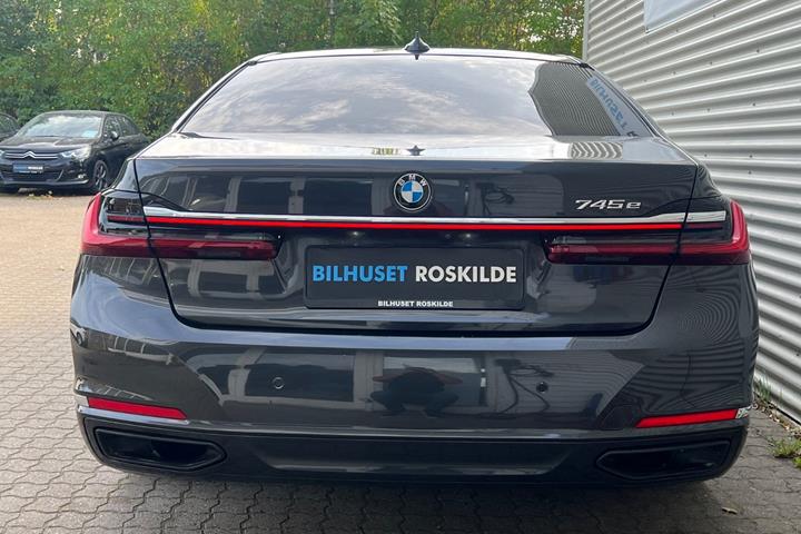 Grå BMW 745e fra 2019