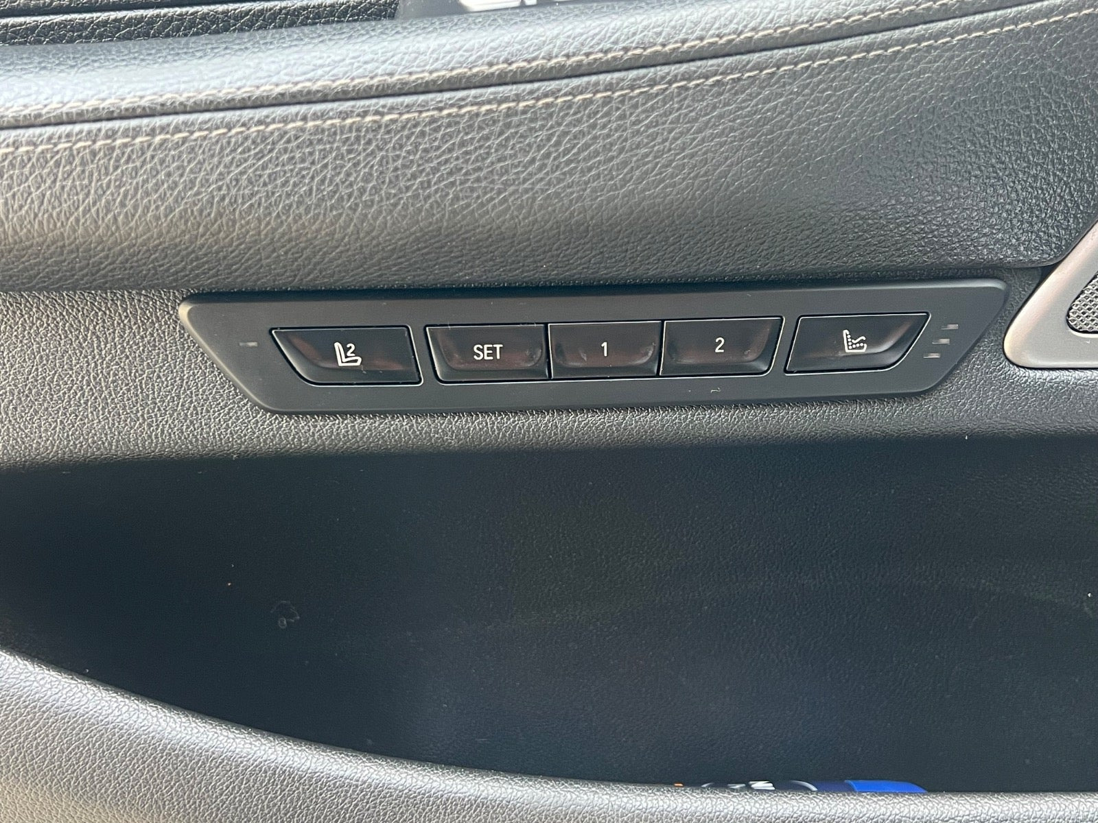 Grå BMW 745e fra 2019