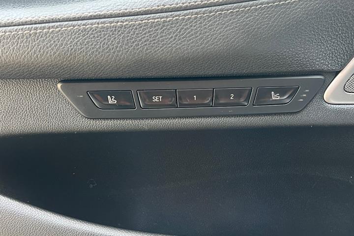 Grå BMW 745e fra 2019