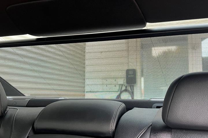 Grå BMW 745e fra 2019