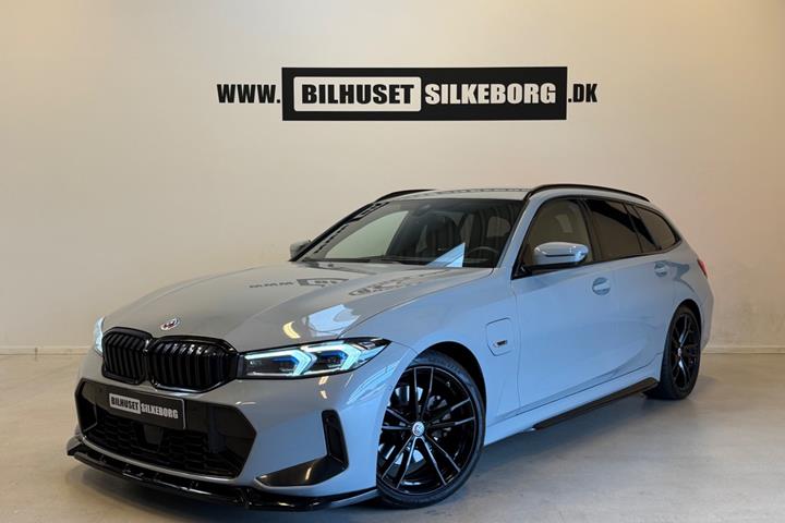 Sort BMW 330e fra 2023