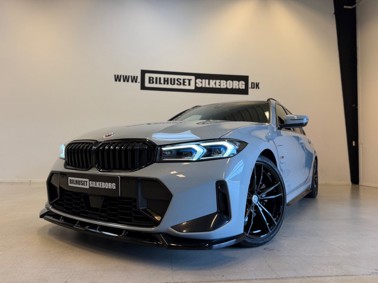 Sort BMW 330e fra 2023