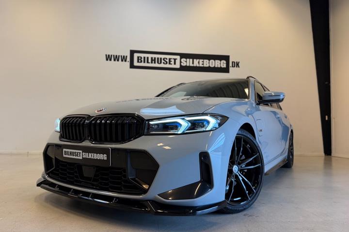 Sort BMW 330e fra 2023