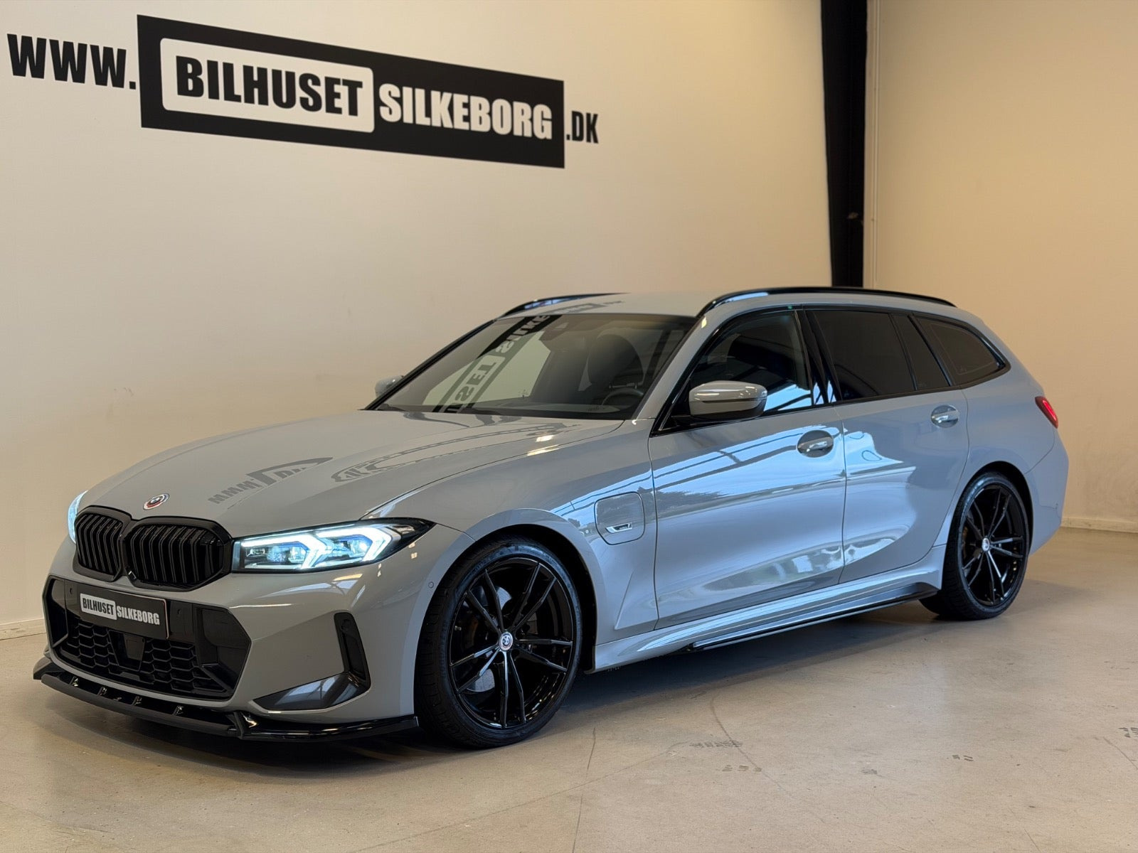 Sort BMW 330e fra 2023
