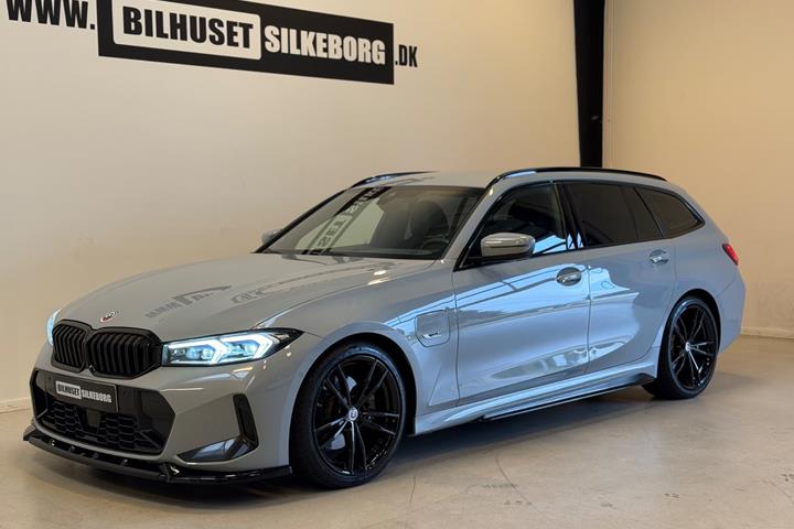 Sort BMW 330e fra 2023