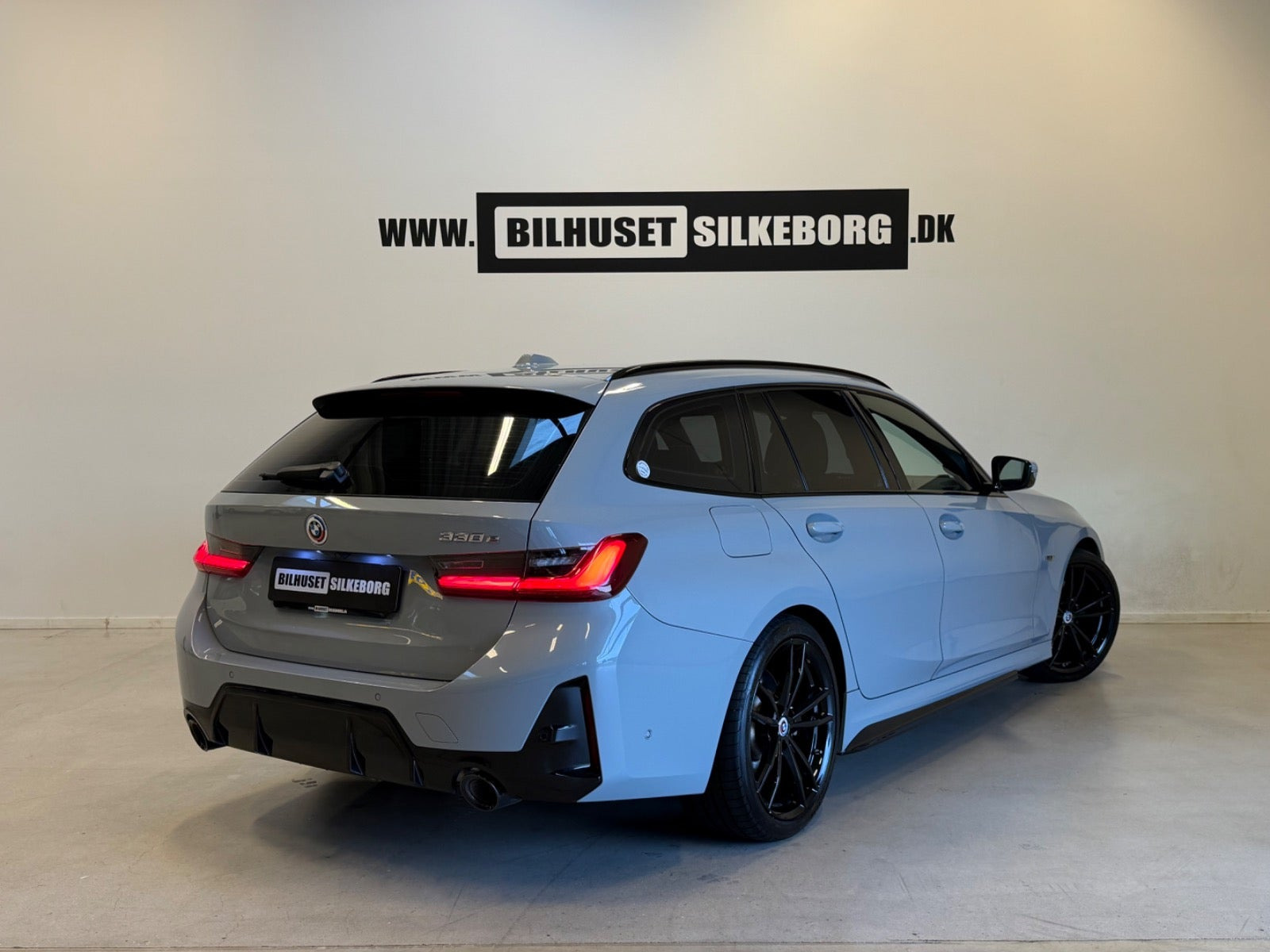 Sort BMW 330e fra 2023