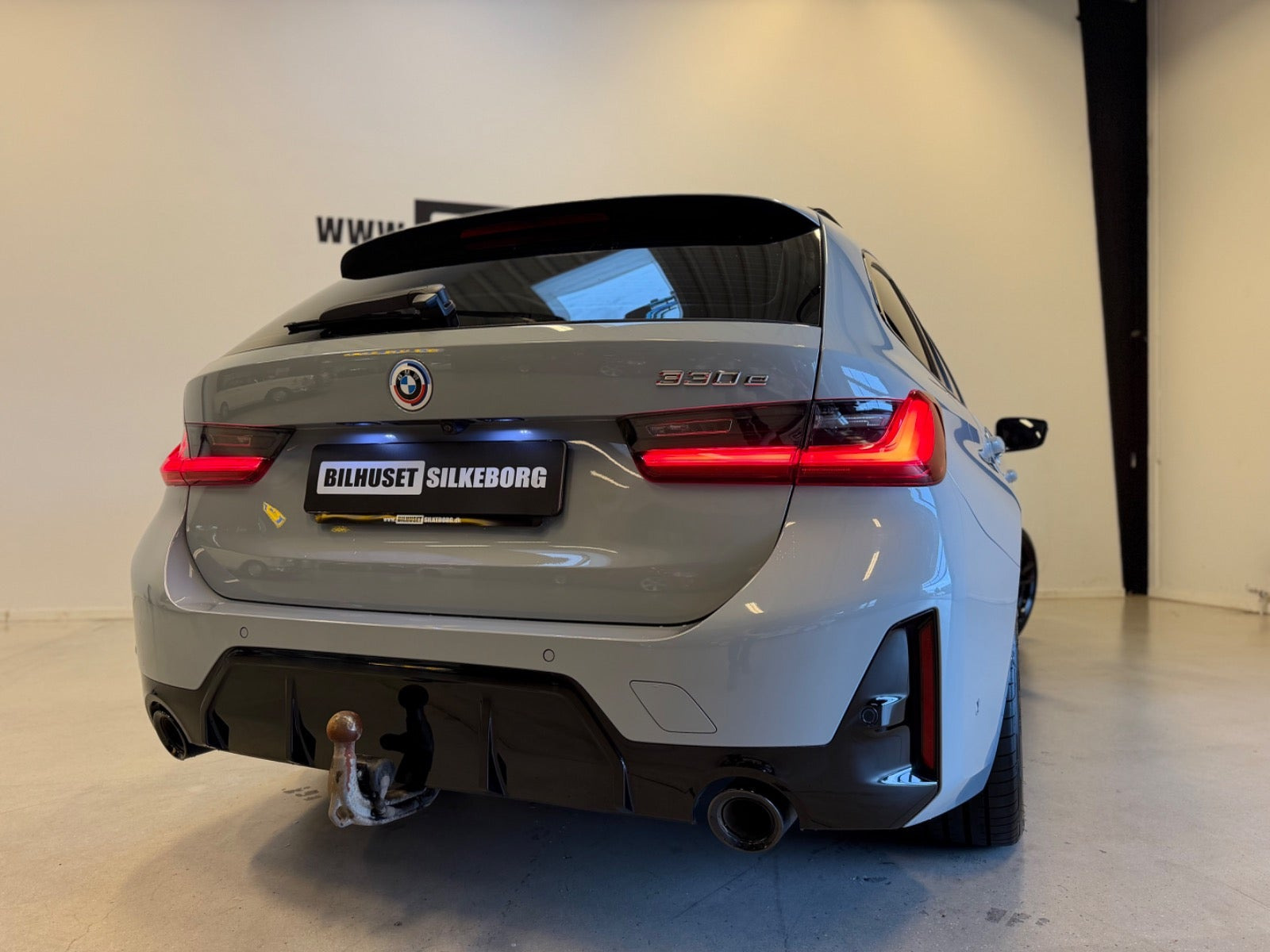 Sort BMW 330e fra 2023