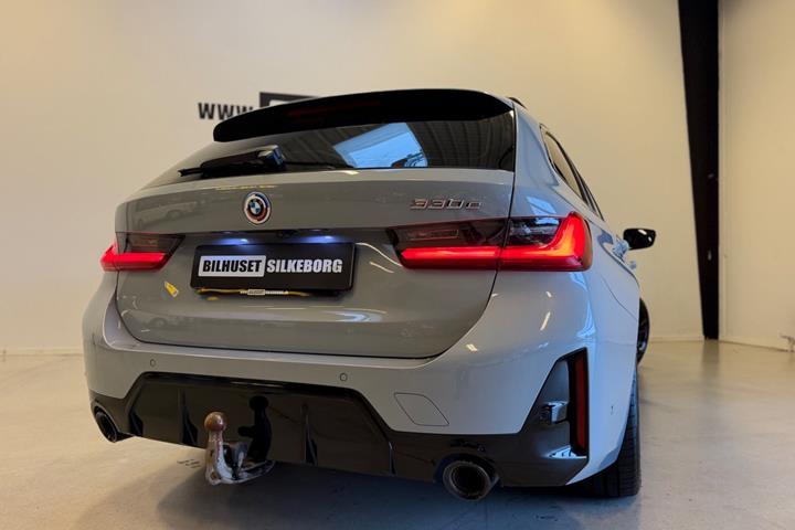 Sort BMW 330e fra 2023