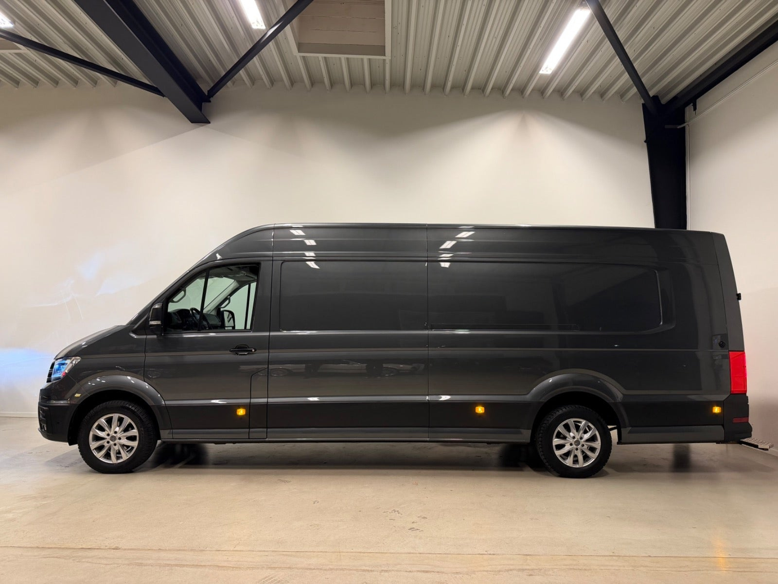 Gul VW Crafter 35 fra 2020