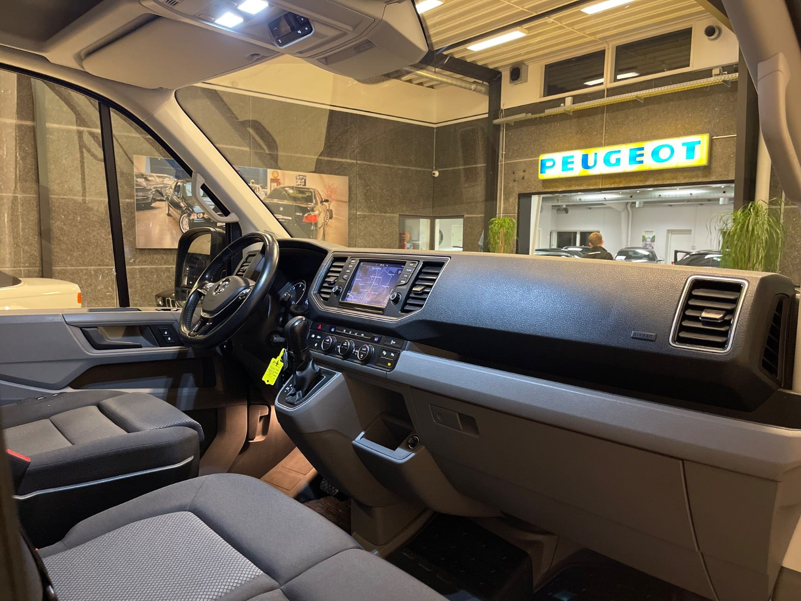 Gul VW Crafter 35 fra 2020