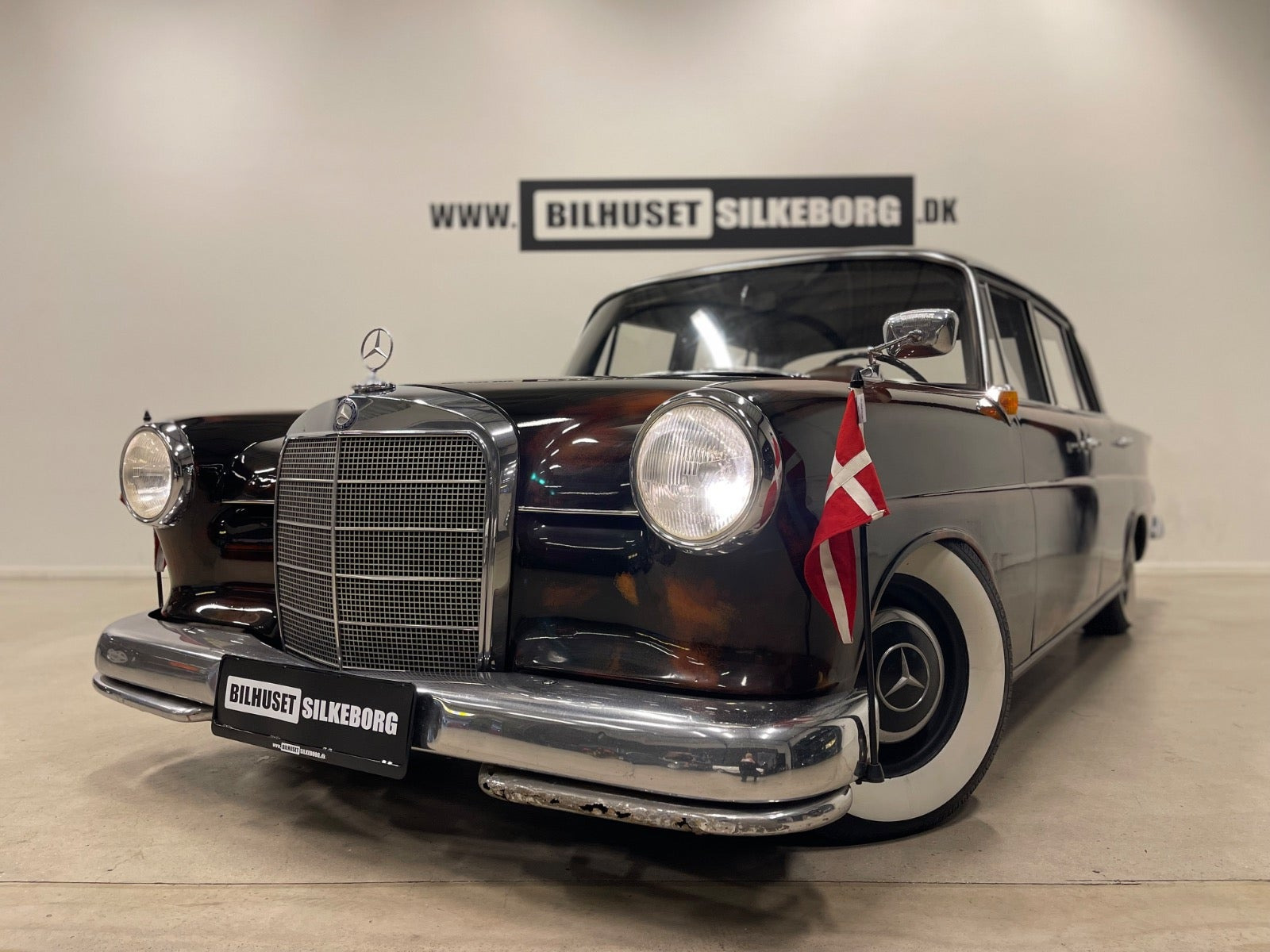 Brun Mercedes 190 C fra 1964