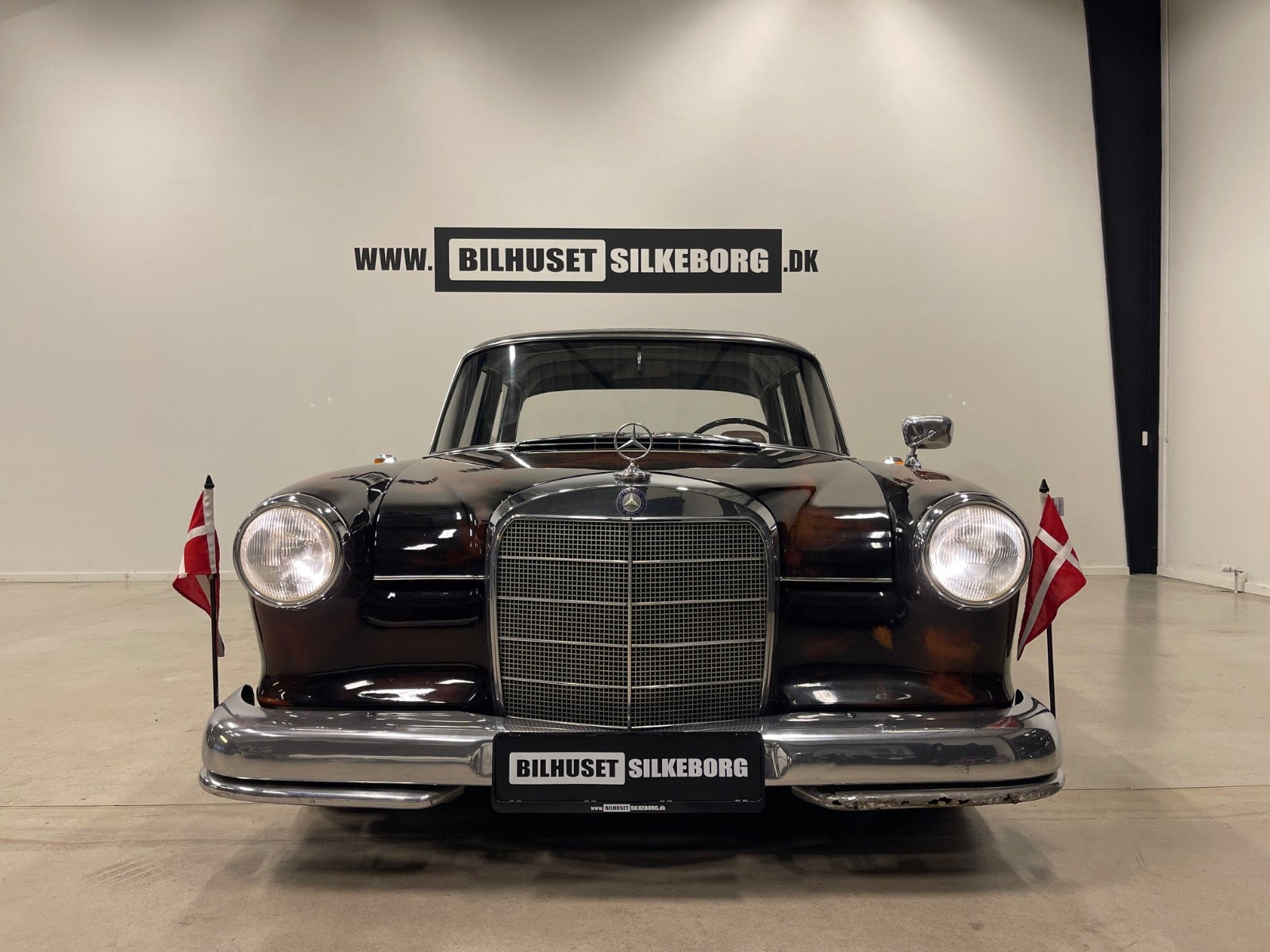 Brun Mercedes 190 C fra 1964