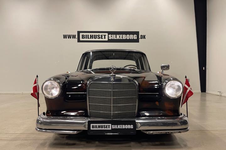 Brun Mercedes 190 C fra 1964