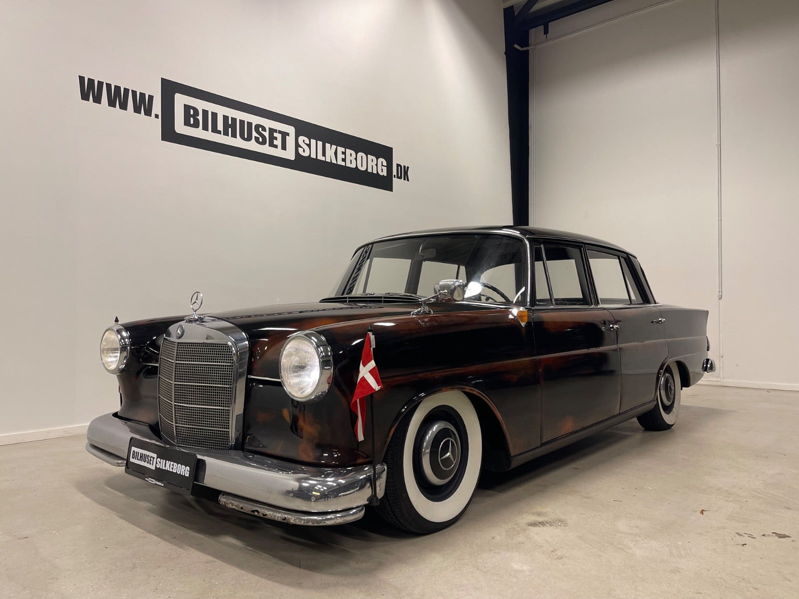 Brun Mercedes 190 C fra 1964