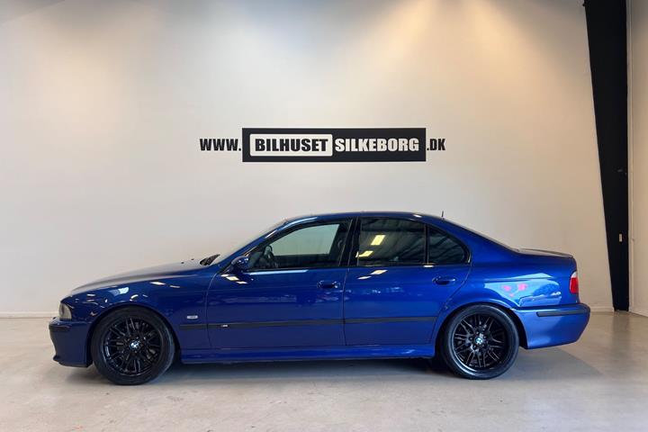 Sort BMW M5 fra 2000