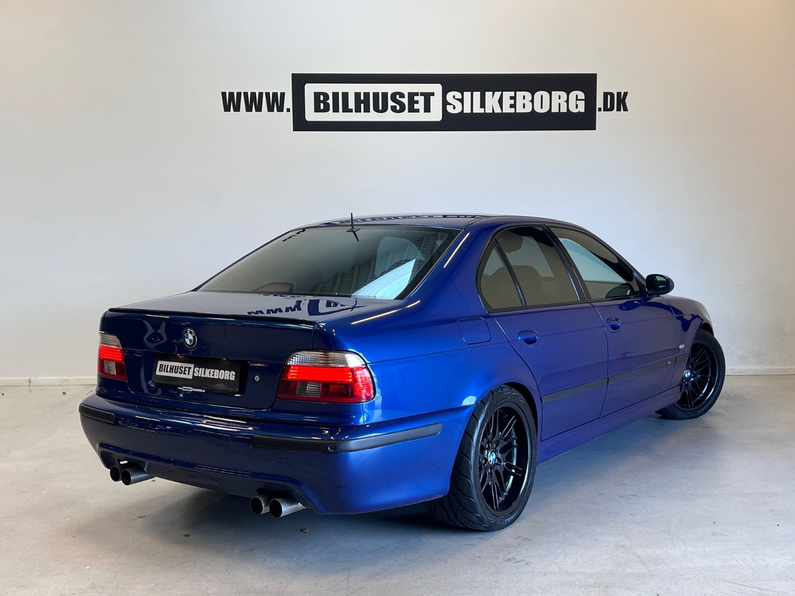 Sort BMW M5 fra 2000