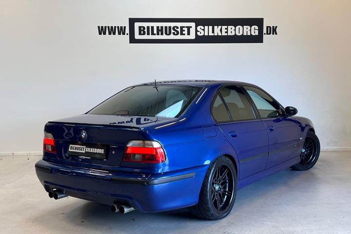 Sort BMW M5 fra 2000