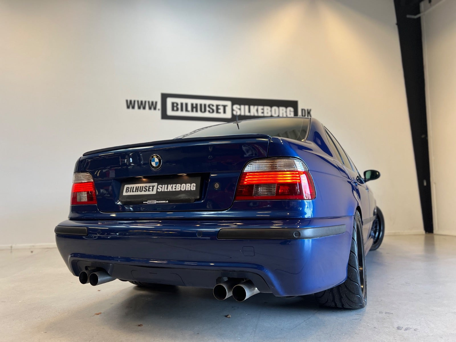 Sort BMW M5 fra 2000