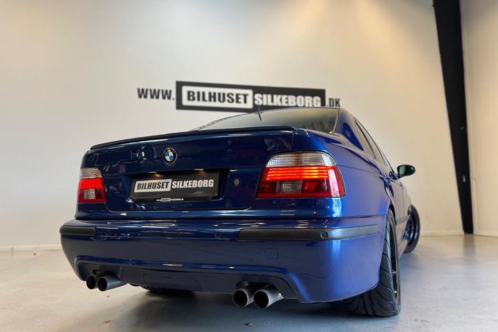 Sort BMW M5 fra 2000
