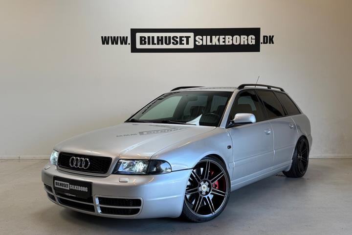 Sort Audi S4 fra 1999