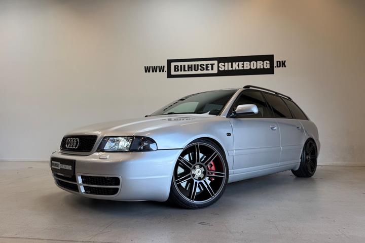 Sort Audi S4 fra 1999