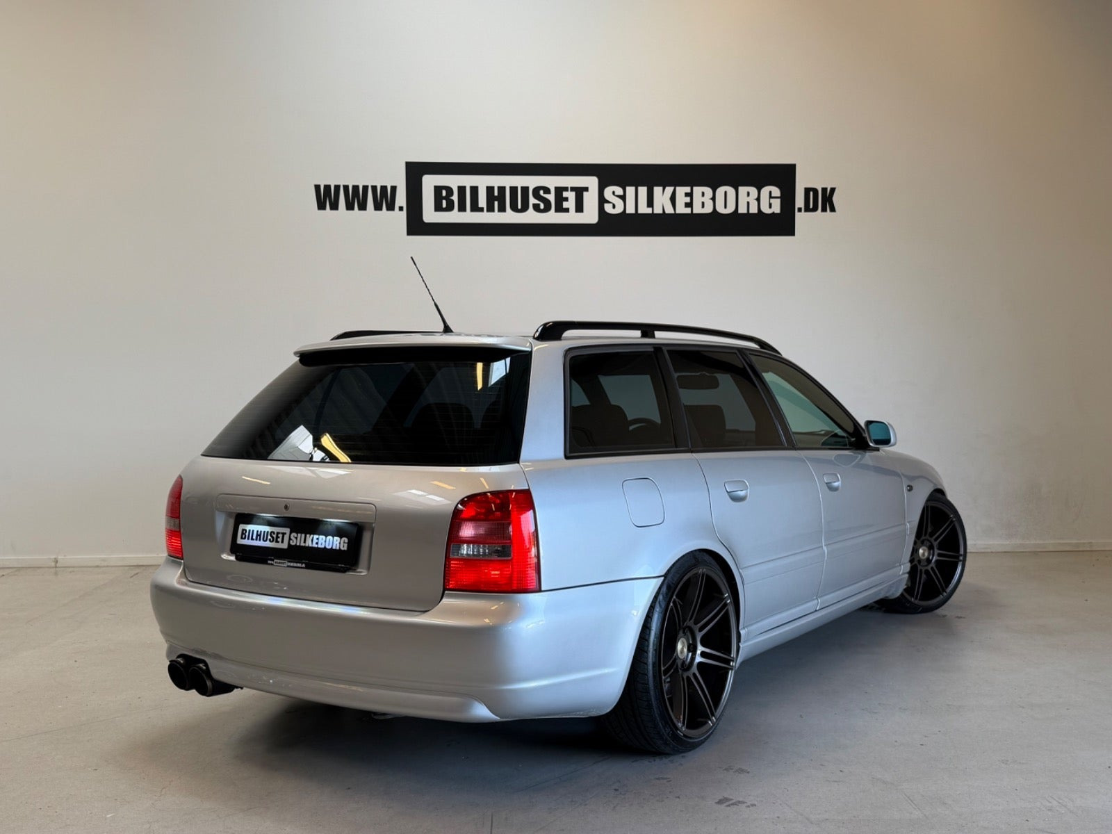 Sort Audi S4 fra 1999